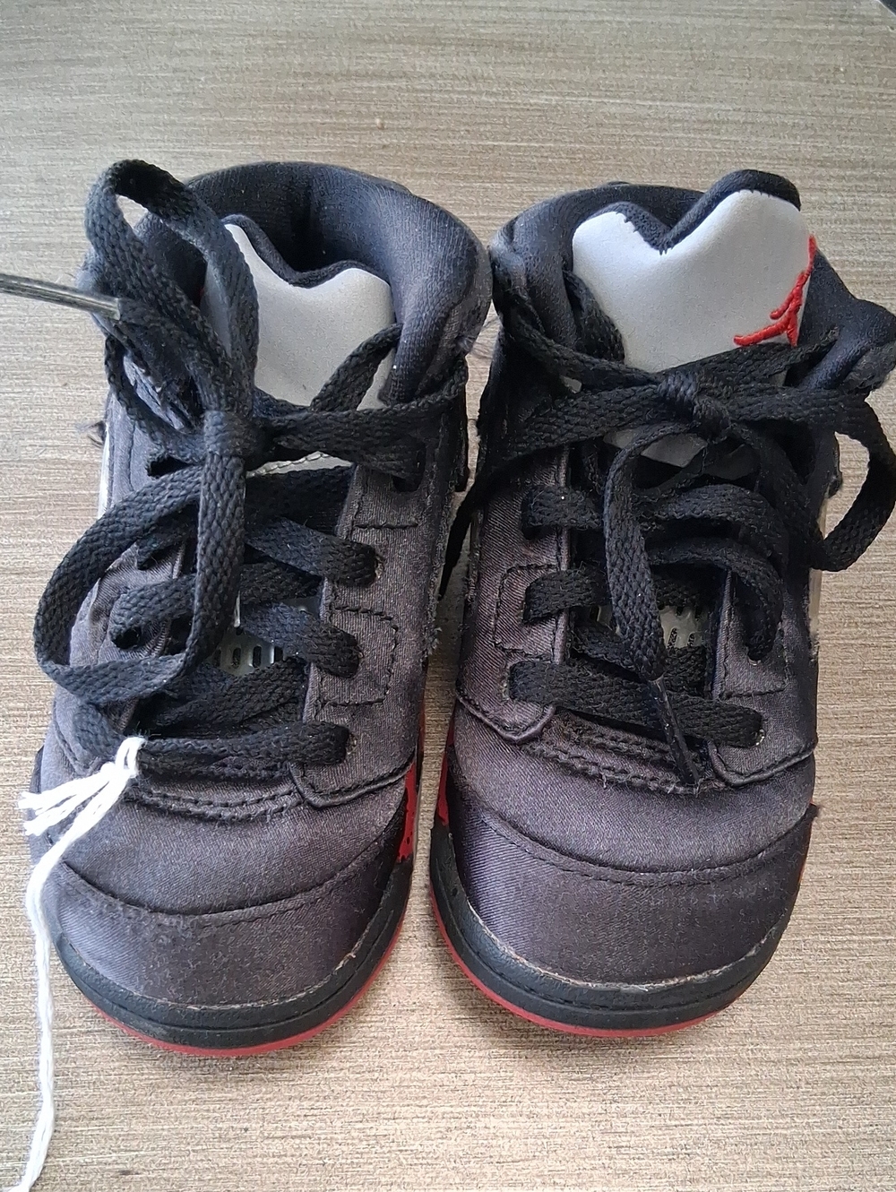 4Y5YD7 Jordan Kids Black and Red Low-Top Sneakers